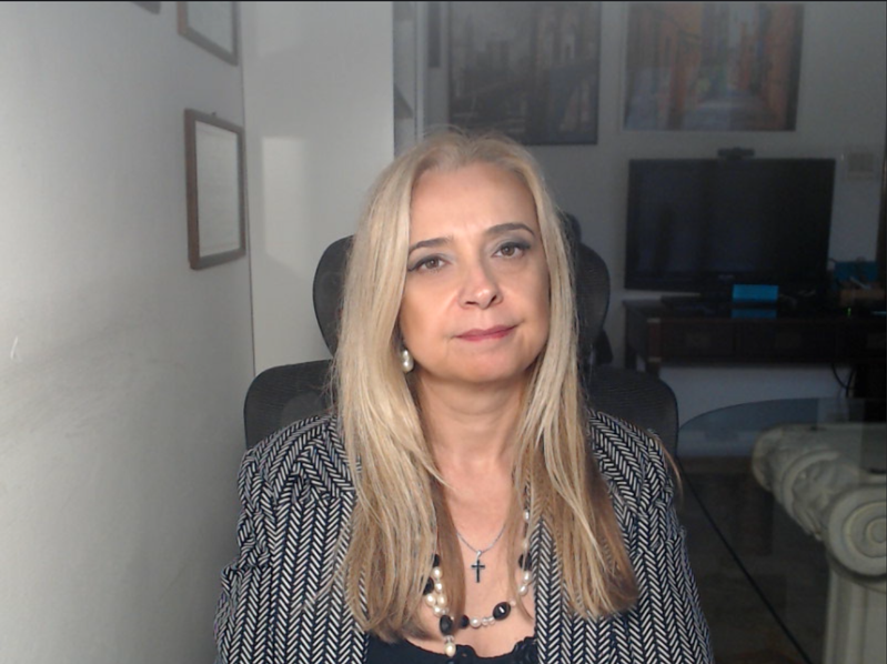 L'Avvocato d'Affari e sviluppatrice web Simona Justich nel suo studio